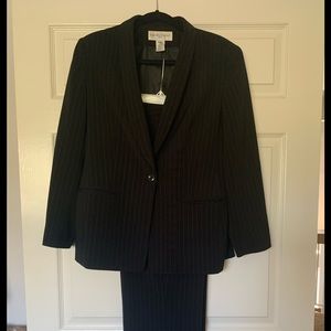 Jones New York Woman’s 2 piece pant suit
